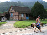 Viver em Pomerode  morar numa casinha colonial. Pai e filho passeiam pela Rota Enxaimel, no Bairro Testo Alto.