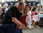 Viver em Pomerde  curtir a Festa Pomerana. O casal Theichmann aproveita a festa desde a primeira edio, h trinta anos. 