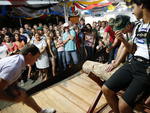 Viver em Pomerode  curtir a Festa Pomerana. Schneidermller - serrador de lenha. Nesta competio, os participantes precisam serrar o tronco no menor tempo possvel.