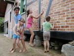Viver em Pomerode  morar numa casinha colonial. As crianas da famlia Siewert brincam na casa centenria onde moram, no Bairro Testo Alto.