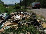 Aparelhos de TV, roupas, calados, bolsas, pneus, peas de carros, garrafas pet, resduos de construes e at sofs esto entre os itens que se acumulam em cinco pontos da rodovia federal