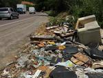Aparelhos de TV, roupas, calados, bolsas, pneus, peas de carros, garrafas pet, resduos de construes e at sofs esto entre os itens que se acumulam em cinco pontos da rodovia federal