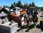 Bandeira riograndense  levada por gachos  cavalo durante enterro de vtimas da tragdia