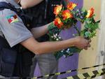 Policial recebeu coroa de flores em frente ao local da tragdia