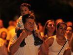 Adultos, jovens e crianas vestiram branco para lembrar das vtimas durante caminha nas ruas de Santa Maria na noite de segunda-feira