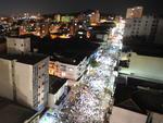 Multido tomou conta da Rua do Acampamento, no centro de Santa Maria, em homenagem ao mortos na tragdia de domingo