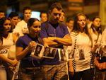 Amigos e familiares carregaram fotos de vtimas durante a caminhada que reuniu milhares pelas ruas de Santa Maria