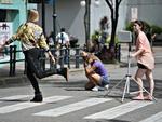 Com o trnsito da Rua XV mais tranquilo, teve at quem aproveitou para trabalhar produzindo fotos de moda na rua