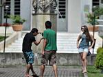 Teatro Carlos Gomes serve de cenrio para fotografia de quem est aproveitando a segunda-feira de Carnaval passeando pelo Centro da cidade