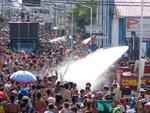Segunda-feira: Navegay lota as ruas centrais de Navegantes. Folies se divertiram ao som de 12 trios eltricos