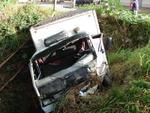 Quarta-feira: Caminho perde o freio e fica destrudo ao cair em barranco no Bairro Itoupavazinha, em Blumenau