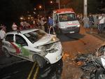Domingo: Policiais se envolvem em acidente durante perseguio. Policiais estavam perseguindo dois motociclistas que tentaram jogar trs celulares, 18 pacotes de fumo, maconha e cocana para dentro do Presdio Regional de Blumenau. Aps o acidente da viatura, outras equipes foram acionadas  e suspeitos foram presos. No acidente, trs pessoas ficaram feridas