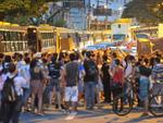 Quarta-feira: Estudantes e trabalhadores se encontraram em frente  prefeitura, por volta das 17h30,e seguiram em protesto pela Rua 7 de Setembro. A manifestao foi contra a proposta do Consrcio Siga de aumentar para R$ 3,45 a tarifa de nibus em Blumenau 