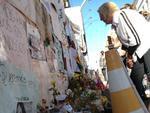 No tapume em frente  boate Kiss, moradores de Santa Maria prestaram homenagens