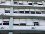 Quem no podia sair dos quartos, participou da homenagem pela janela
