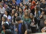 Enquanto o diretor Tarcisio Ceolin dava boas vindas, o relgio marcou 8h. Alunos do turno da manh se reuniram no ptio da escola para participar do minuto do barulho.