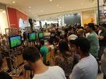 Domingo: Torneio do jogo Pro Evolution Soccer 2013, para PlayStation 3, gerou grande movimentao no Blumenau Norte Shopping ao longo do dia. A disputa, organizada pela loja Quick Games, teve como vencedor Alessandro de Souza Ferreira. Cerca de 150 peladeiros virtuais participaram do torneio