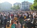 A praa do centro foi tomada pela populao.