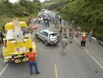 13 - 29 de maio de 2006 - Honda Civic com oito pessoas de uma mesma famlia saiu de controle em uma curva na BR-470, em Ilhota, e bateu em um barranco antes de ser atingido por um caminho. Dois adultos e uma criana morreram na hora.