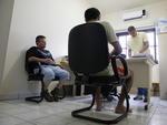 Quarta-feira: A Diviso de Investigao Criminal (DIC) da Polcia Civil de Blumenau cumpriu oito mandados de priso preventiva. Dos oito mandados cumpridos, cinco pessoas j estavam detidas por trfico de drogas, participao nos atentados e por insero direta na faco criminosa Primeiro Grupo Catarinense (PGC)
