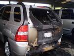 Quinta-feira: Uma caminhonete Sportage foi incendiada na revendedora Cludio Caminhonetes, s margens da BR-470, em Blumenau. Os bombeiros usaram 500 litros de gua para controlar o fogo. PM ainda investiga se a ocorrncia tem ou no ligao com ao de faces criminosas