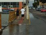 Quarta-feira: A mar alta invadiu algumas ruas de Itaja. O fenmeno  resultado das mudanas climticas que ocorrem no Estado com a passagem de uma frente fria