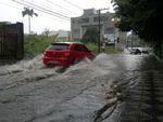Tera-feira: Chuva forte alaga rua no Bairro Itoupava Seca, em Blumenau