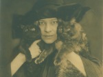 Sem marido e filhos, a atriz Edith Gaertner se isolou entre livros e gatos. Ela cursou a Escola Dramtica de Berlim durante quatro anos e por 20 anos figurou no elenco de famosos grupos teatrais