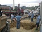 Operrios e tcnicos do Samae trabalharam na manh desta quarta-feira na margem esquerda da BR-470 para escavar e alcanar os tubos que sero interligados sob o leito da rodovia
