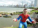Quarta-feira: Entregador de pizza vestido de Homem-Aranha recuperou a bolsa de uma jovem, que havia sido roubada, e ainda deteve o ladro, em Balnerio Cambori