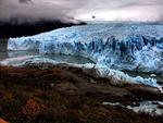 Fotgrafo do Santa, Lucas Amorelli, viajou dos pampas do Norte do pas at a parte Sul da Cordilheira dos Andes registrando as belas paisagens. A regio  cercada por vegetao rasteira, que mais parece um deserto inspito contrastando com o azul celeste do Lago Argentino
