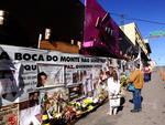 As mensagens, fixadas em cartazes colados aos tapumes em frente  fachada do prdio, convidam a uma reflexo sobre a vida — e tambm sobre as responsabilidades dessa que foi a maior tragdia do Rio Grande do Sul