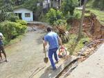 Quinta-feira: Outras casas da Rua Grevsmuehl, no Bairro da Glria, tambm foram afetadas com a terra, mas sem gravidade