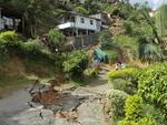 Quinta-feira: Outras casas da Rua Grevsmuehl, no Bairro da Glria, tambm foram afetadas com a terra, mas sem gravidade