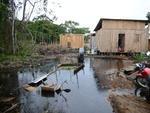 Domingo: Casa cai em rea de invaso no Bairro Meia Praia, em Navegantes