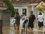 Quinta-feira: Forte chuva causou alagamentos em ruas do centro da cidade. Moradores ficaram ilhados
