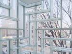 – Em comparao com as edificaes cada vez mais decorativas que caracterizam Omotesando, o design de OMA integra fachada com exposio. Vista do interior, as caixas translcidas fornecem um contexto ativo para a mercadoria e uma filtragem da paisagem urbana de Omotesando durante a experincia de compra – comenta o arquiteto responsvel pela obra, Shohei Shigematsu,