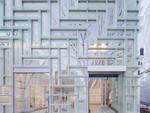 Fachada de grife norte-americana com 210 blocos de vidro se destaca em movimentada rua de Tquio