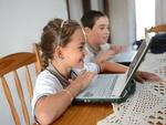 Quinta-feira: Alunos da Escola Isolada Maria Perptua Pereira, na localidade da Pacincia, em Itaja, ganharam, cada um, um notebook. A iniciativa faz parte do programa federal Um Computador por Aluno, o qual Itaja integra