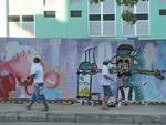A Rua Itapiranga, nos fundos da Vila Germnica, em Blumenau, recebeu as cores e formas de 25 grafiteiros que participaram do projeto Escritores de Rua.
