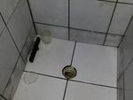 Banheiro de uma das celas do presdio. Cano que fica no lugar de privada  chamado de &quot;boi&quot;
