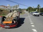 Carro capota na Rua Humberto de Campos. O motorista do carro sofreu ferimentos leves