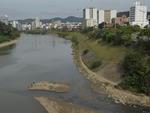 Domingo: Nvel baixo do Rio Itaja-Au, em Blumenau, deixa aparente banco de areia