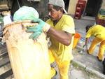 Coletores de lixo enfrentam rotina de trabalho rduo para recolher os resduos em Blumenau