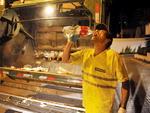 Coletores de lixo enfrentam rotina de trabalho rduo para recolher os resduos em Blumenau