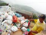 Coletores de lixo enfrentam rotina de trabalho rduo para recolher os resduos em Blumenau