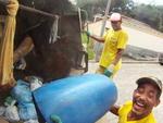 Coletores de lixo enfrentam rotina de trabalho rduo para recolher os resduos em Blumenau