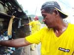 Coletores de lixo enfrentam rotina de trabalho rduo para recolher os resduos em Blumenau