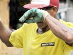 Coletores de lixo enfrentam rotina de trabalho rduo para recolher os resduos em Blumenau