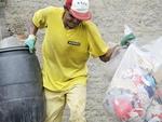 Coletores de lixo enfrentam rotina de trabalho rduo para recolher os resduos em Blumenau